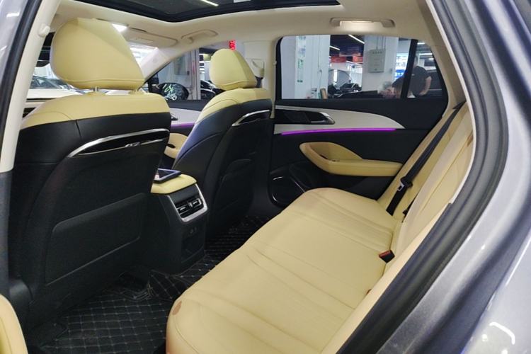Used Hongqi H5 2025 2.0T Automatic Flag Edition – 500 000 Units Commemorative Version Left Rear Seat