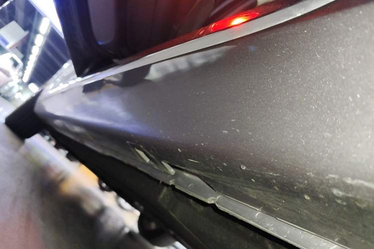 Used Hongqi H5 2025 2.0T Automatic Flag Edition – 500 000 Units Commemorative Version Left Side Sill