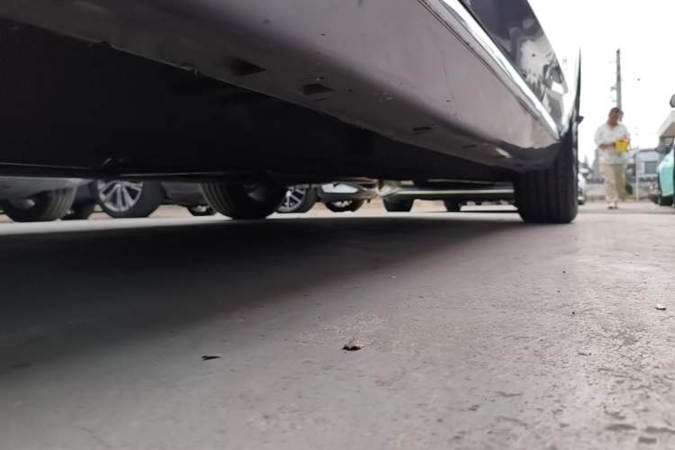 Used Hongqi H5 2025 2.0T Automatic Flag Edition – 500 000 Units Commemorative Version Left Side Sill