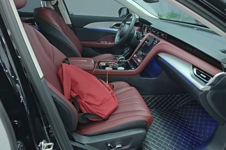 Used Hongqi H5 2025 2.0T Automatic Flag Edition – 500 000 Units Commemorative Version Right Front Seat
