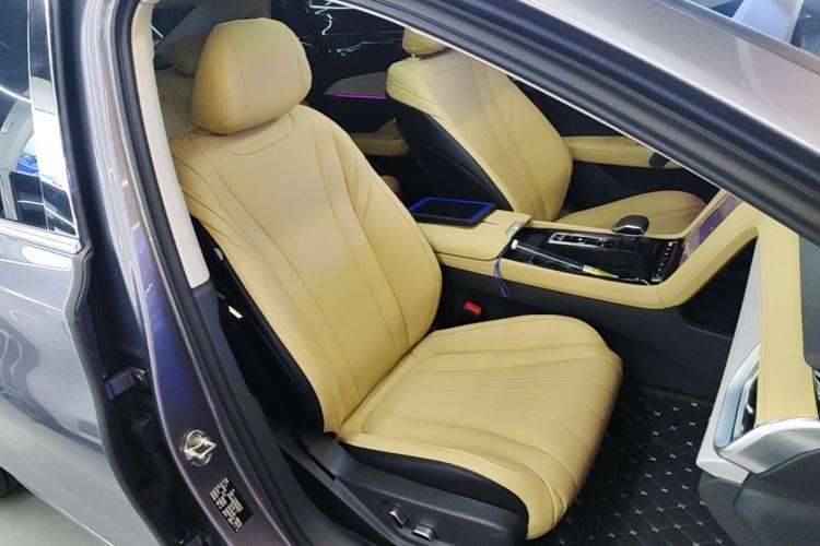 Used Hongqi H5 2025 2.0T Automatic Flag Edition – 500 000 Units Commemorative Version Right Front Seat