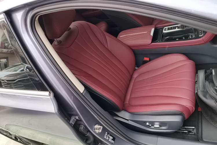 Used Hongqi H5 2025 2.0T Automatic Flag Edition – 500 000 Units Commemorative Version Right Front Seat