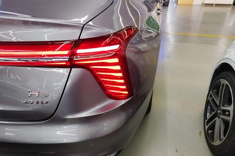 Used Hongqi H5 2025 2.0T Automatic Flag Edition – 500 000 Units Commemorative Version Right Rear Taillight