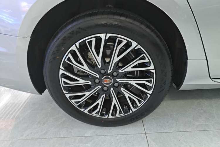 Used Hongqi H5 2025 2.0T Automatic Flag Edition – 500 000 Units Commemorative Version Right Rear Wheel Hub