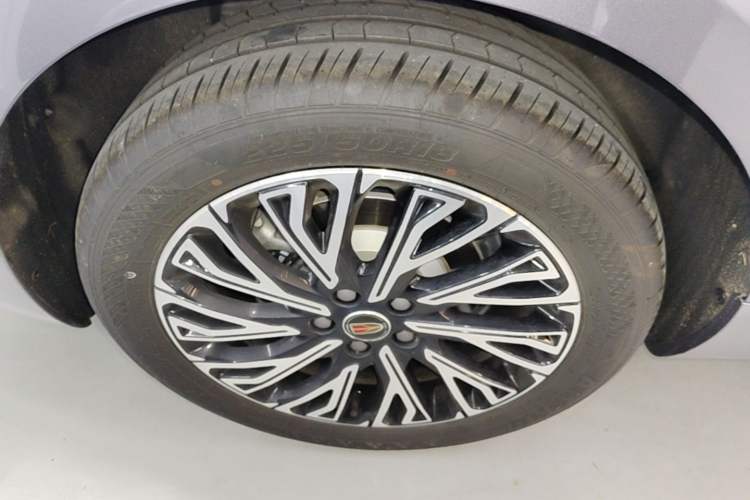 Used Hongqi H5 2025 2.0T Automatic Flag Edition – 500 000 Units Commemorative Version Right Rear Wheel Hub
