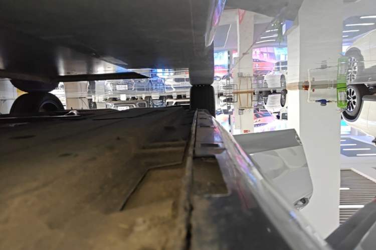 Used Hongqi H5 2025 2.0T Automatic Flag Edition – 500 000 Units Commemorative Version Right Side Sill