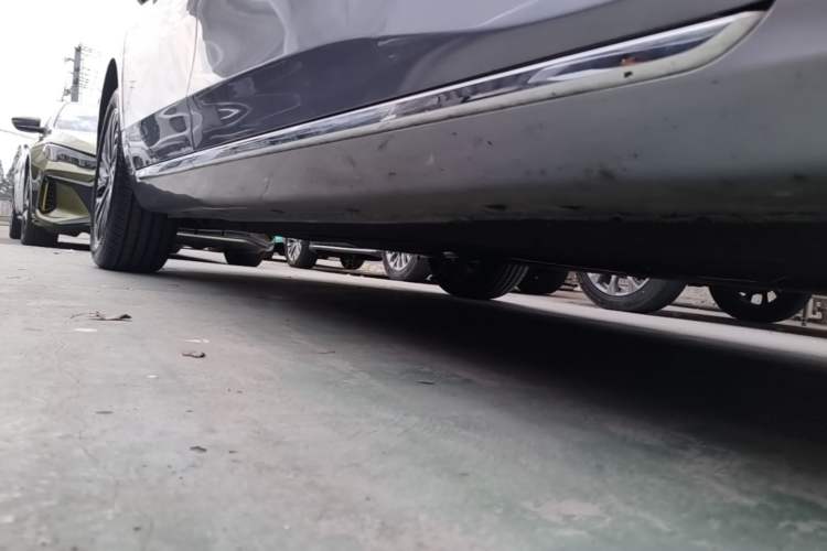 Used Hongqi H5 2025 2.0T Automatic Flag Edition – 500 000 Units Commemorative Version Right Side Sill