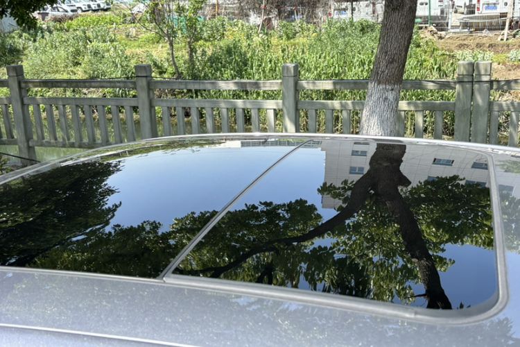 Used Hongqi H5 2025 2.0T Automatic Flag Edition – 500 000 Units Commemorative Version Roof