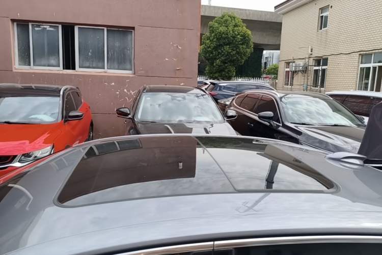 Used Hongqi H5 2025 2.0T Automatic Flag Edition – 500 000 Units Commemorative Version Roof