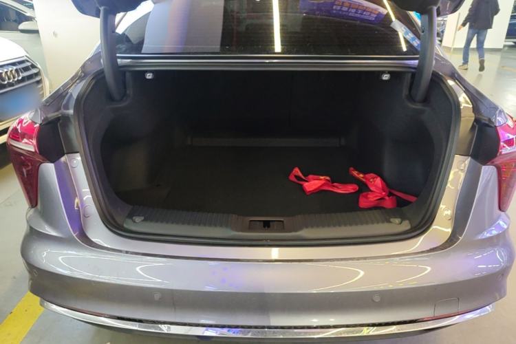 Used Hongqi H5 2025 2.0T Automatic Flag Edition – 500 000 Units Commemorative Version Trunk