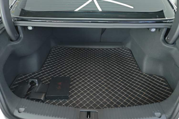 Used Hongqi H5 2025 2.0T Automatic Flag Edition – 500 000 Units Commemorative Version Trunk