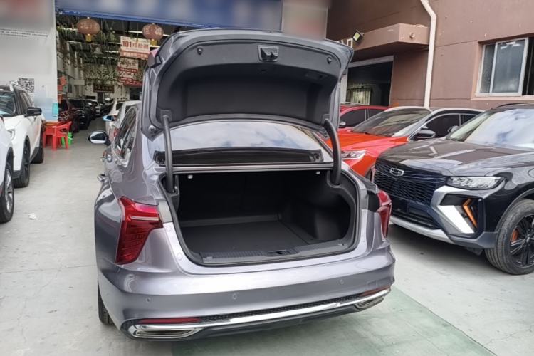 Used Hongqi H5 2025 2.0T Automatic Flag Edition – 500 000 Units Commemorative Version Trunk