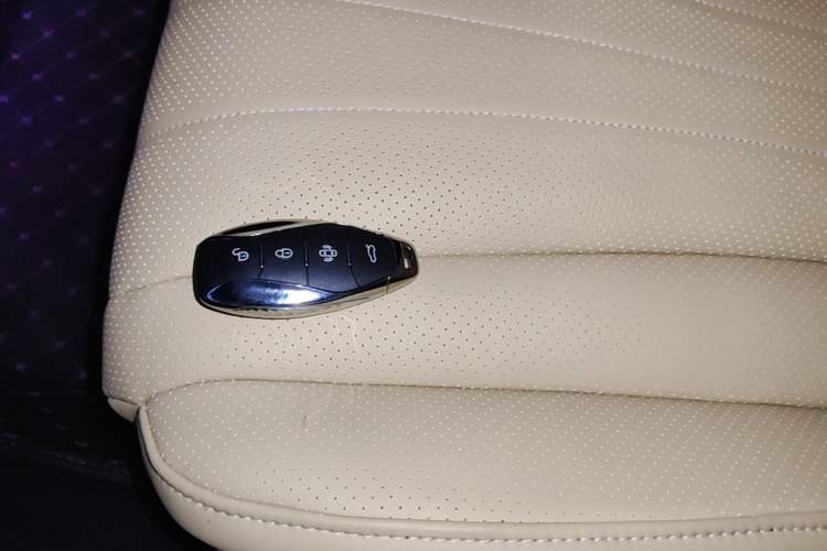 Used Hongqi H5 2025 2.0T Automatic Flag Edition – 500 000 Units Commemorative Version Vehicle Key