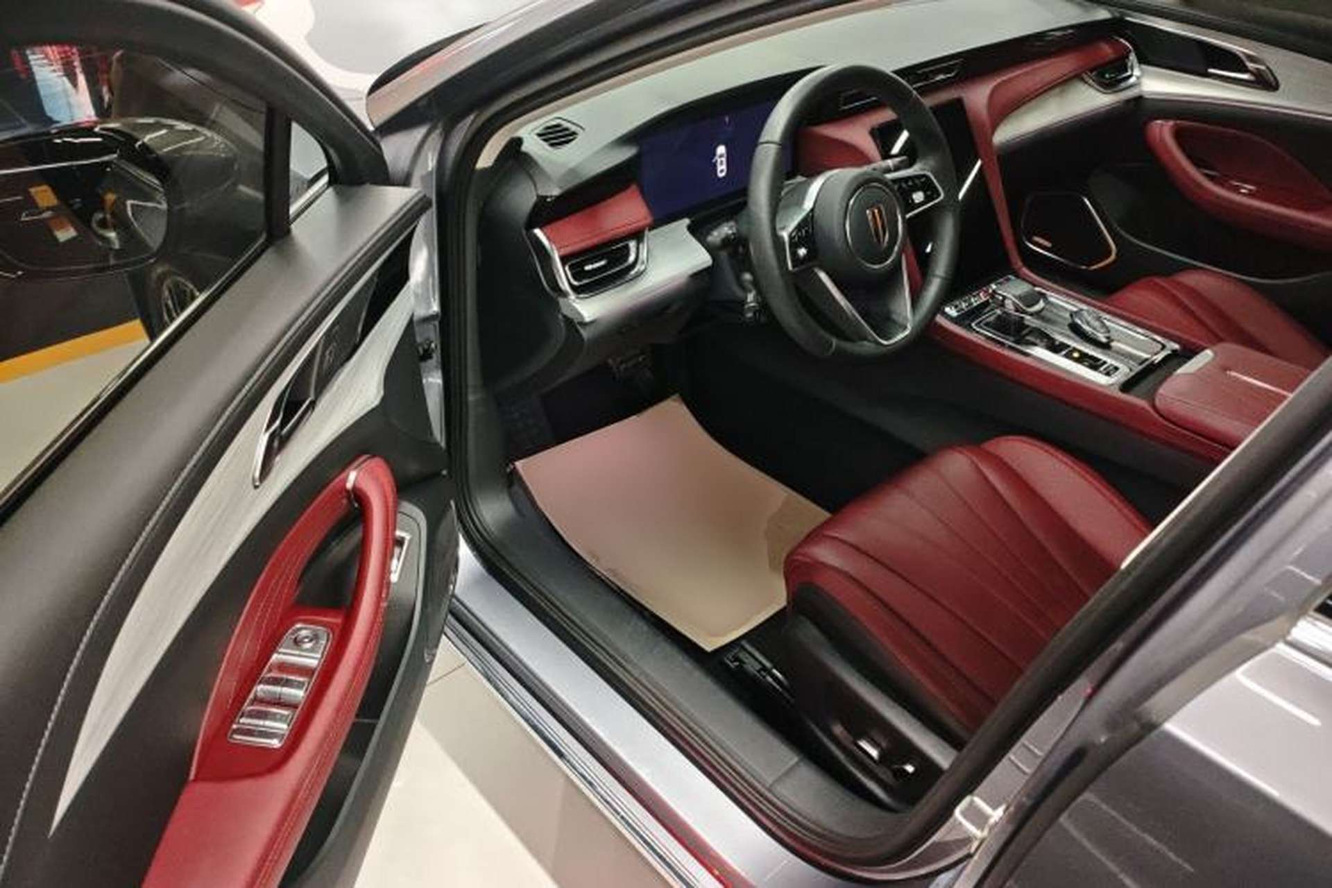 Used Hongqi H5 2025 2.0T Automatic Flag Edition – 500 000 Units Commemorative Version Driver Seat