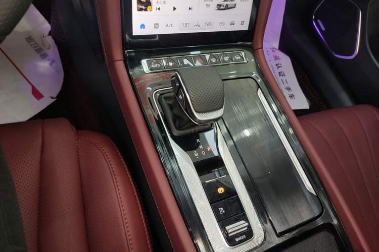 Used Hongqi H5 2025 2.0T Automatic Flag Edition – 500 000 Units Commemorative Version Gear Lever