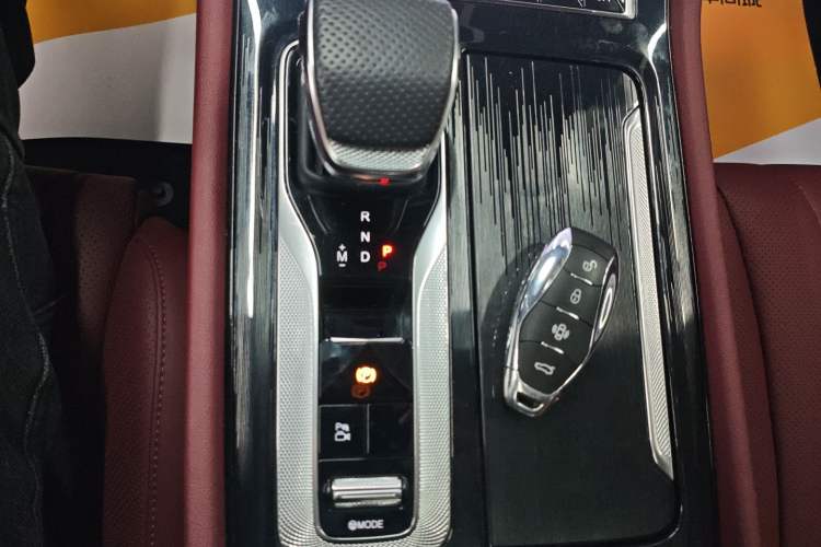 Used Hongqi H5 2025 2.0T Automatic Flag Edition – 500 000 Units Commemorative Version Gear Lever