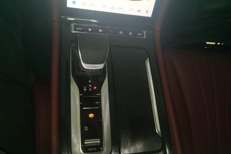 Used Hongqi H5 2025 2.0T Automatic Flag Edition – 500 000 Units Commemorative Version Gear Lever