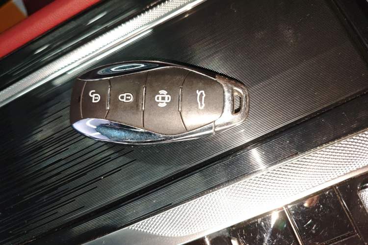 Used Hongqi H5 2025 2.0T Automatic Flag Edition – 500 000 Units Commemorative Version Interior 1