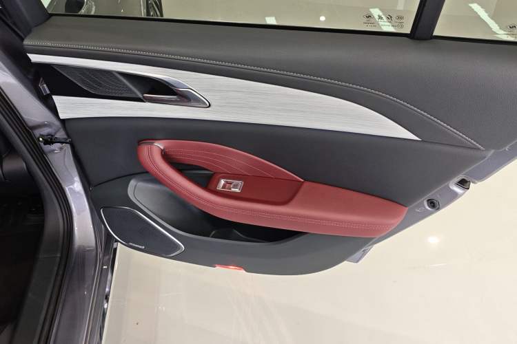 Used Hongqi H5 2025 2.0T Automatic Flag Edition – 500 000 Units Commemorative Version Interior 3