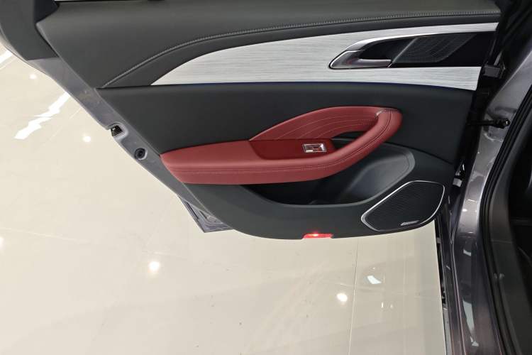 Used Hongqi H5 2025 2.0T Automatic Flag Edition – 500 000 Units Commemorative Version Interior 4