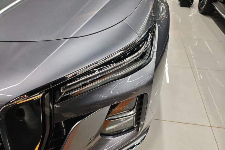 Used Hongqi H5 2025 2.0T Automatic Flag Edition – 500 000 Units Commemorative Version Left Front Headlight
