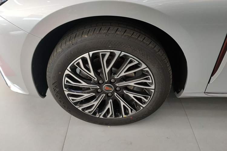 Used Hongqi H5 2025 2.0T Automatic Flag Edition – 500 000 Units Commemorative Version Left Front Wheel Hub