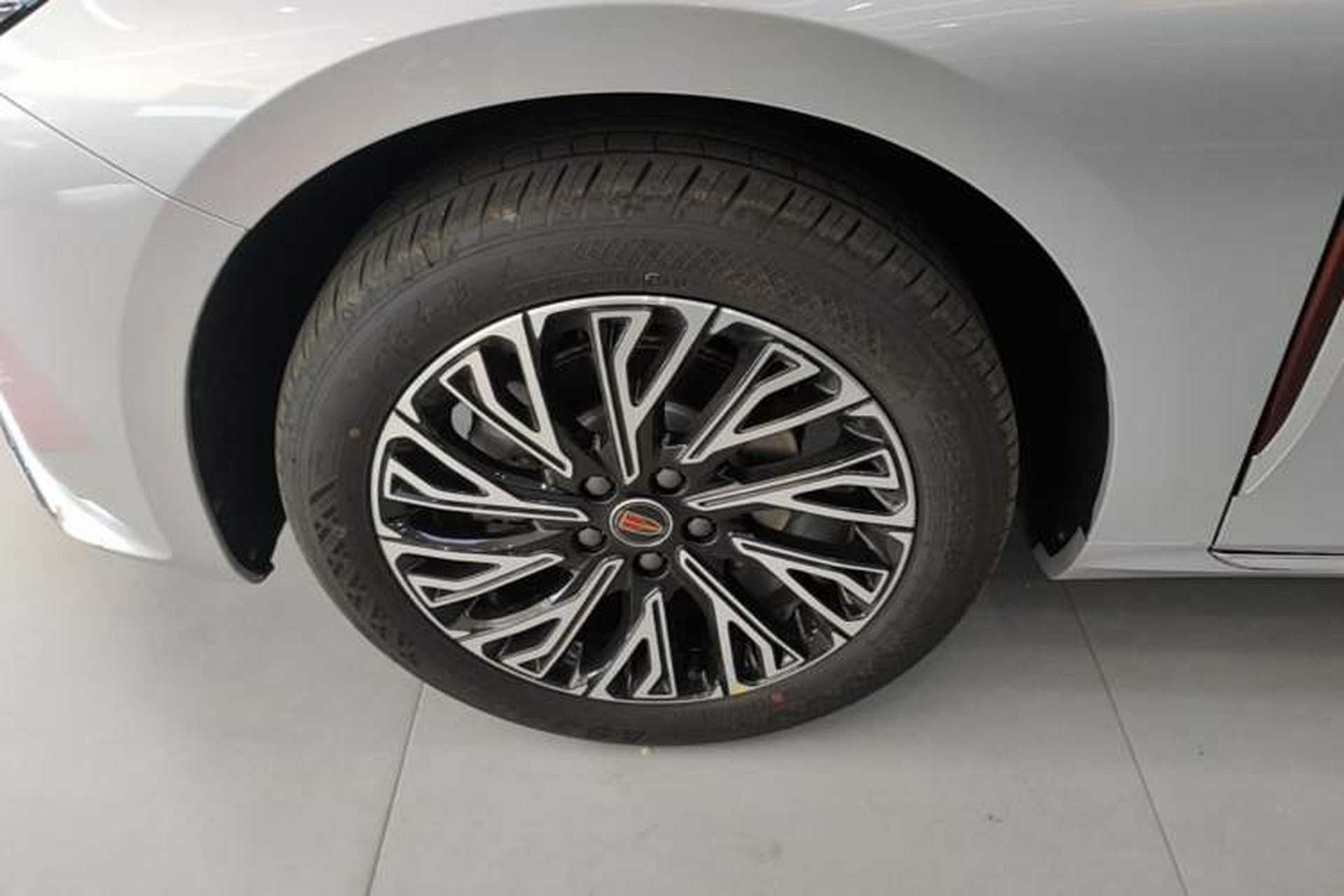 Used Hongqi H5 2025 2.0T Automatic Flag Edition – 500 000 Units Commemorative Version Left Front Wheel Hub