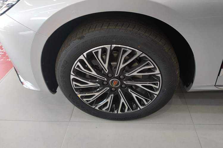 Used Hongqi H5 2025 2.0T Automatic Flag Edition – 500 000 Units Commemorative Version Left Front Wheel Hub