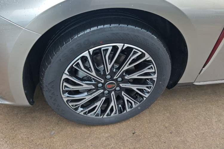 Used Hongqi H5 2025 2.0T Automatic Flag Edition – 500 000 Units Commemorative Version Left Front Wheel Hub
