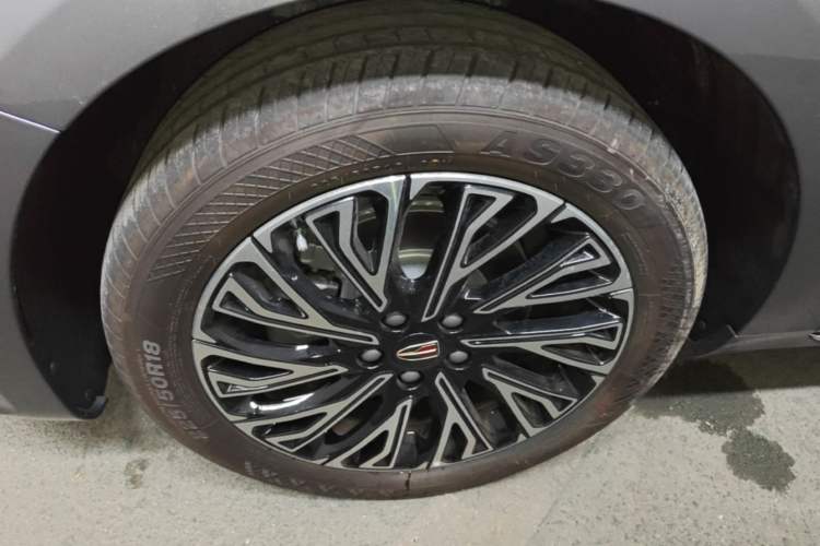 Used Hongqi H5 2025 2.0T Automatic Flag Edition – 500 000 Units Commemorative Version Left Front Wheel Hub
