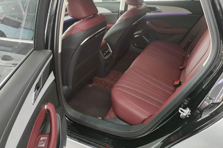 Used Hongqi H5 2025 2.0T Automatic Flag Edition – 500 000 Units Commemorative Version Left Rear Seat