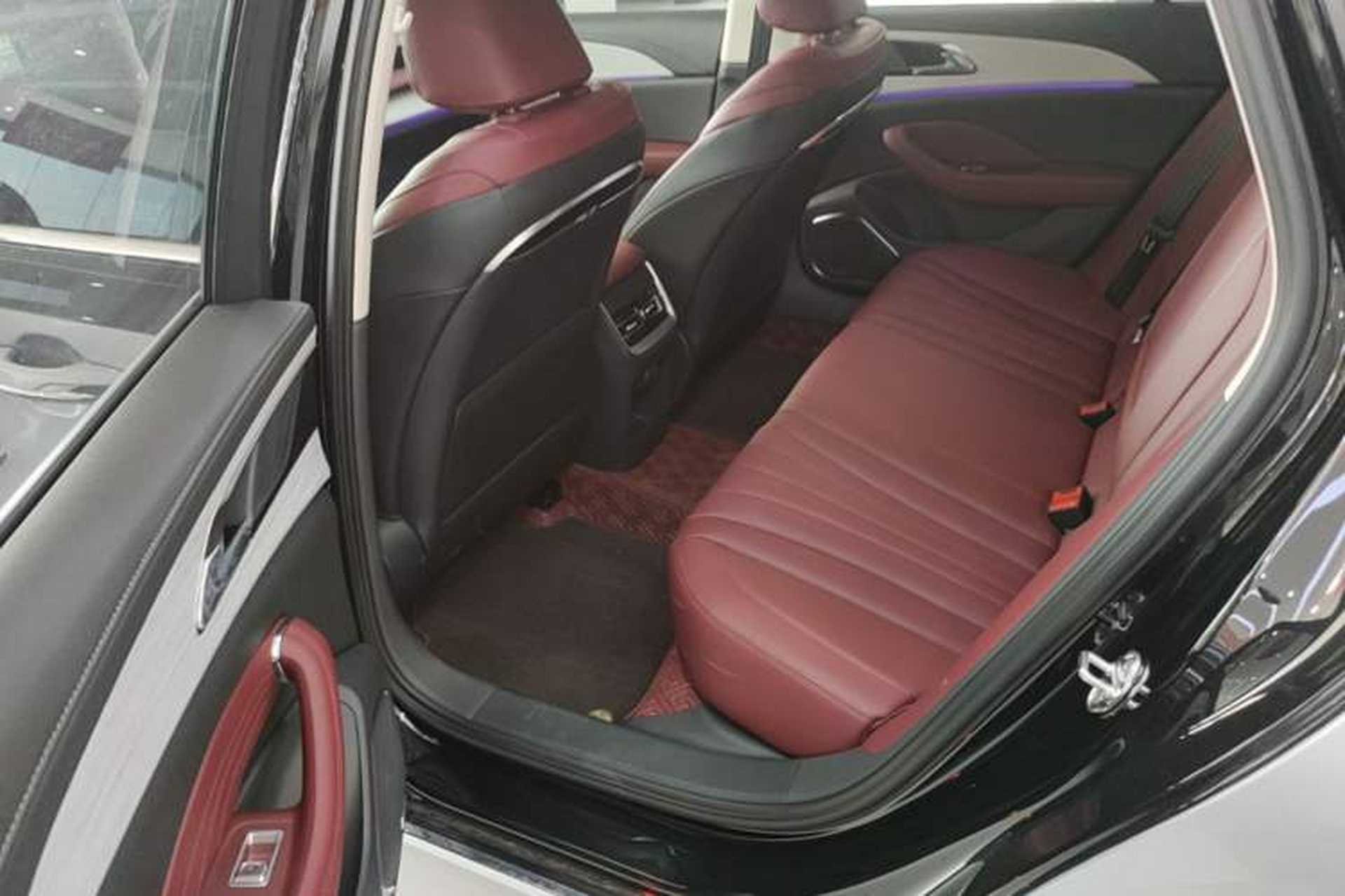Used Hongqi H5 2025 2.0T Automatic Flag Edition – 500 000 Units Commemorative Version Left Rear Seat