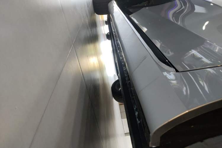 Used Hongqi H5 2025 2.0T Automatic Flag Edition – 500 000 Units Commemorative Version Left Side Sill