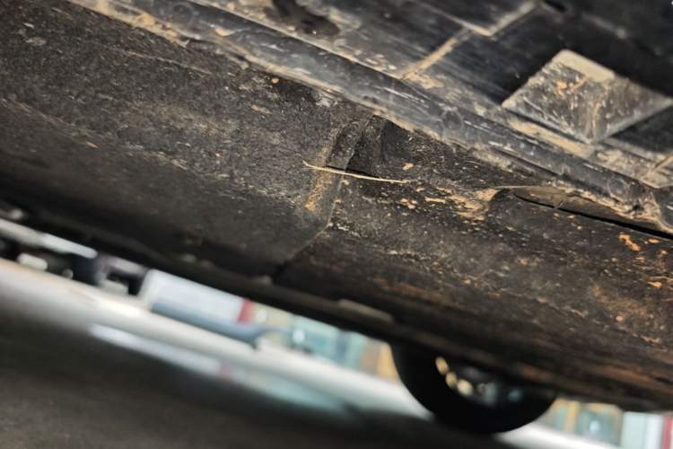 Used Hongqi H5 2025 2.0T Automatic Flag Edition – 500 000 Units Commemorative Version Left Side Sill