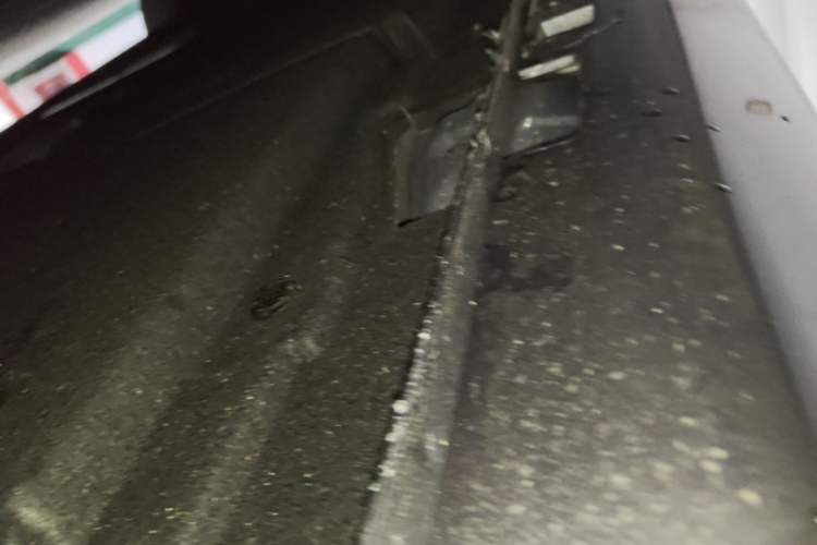 Used Hongqi H5 2025 2.0T Automatic Flag Edition – 500 000 Units Commemorative Version Left Side Sill
