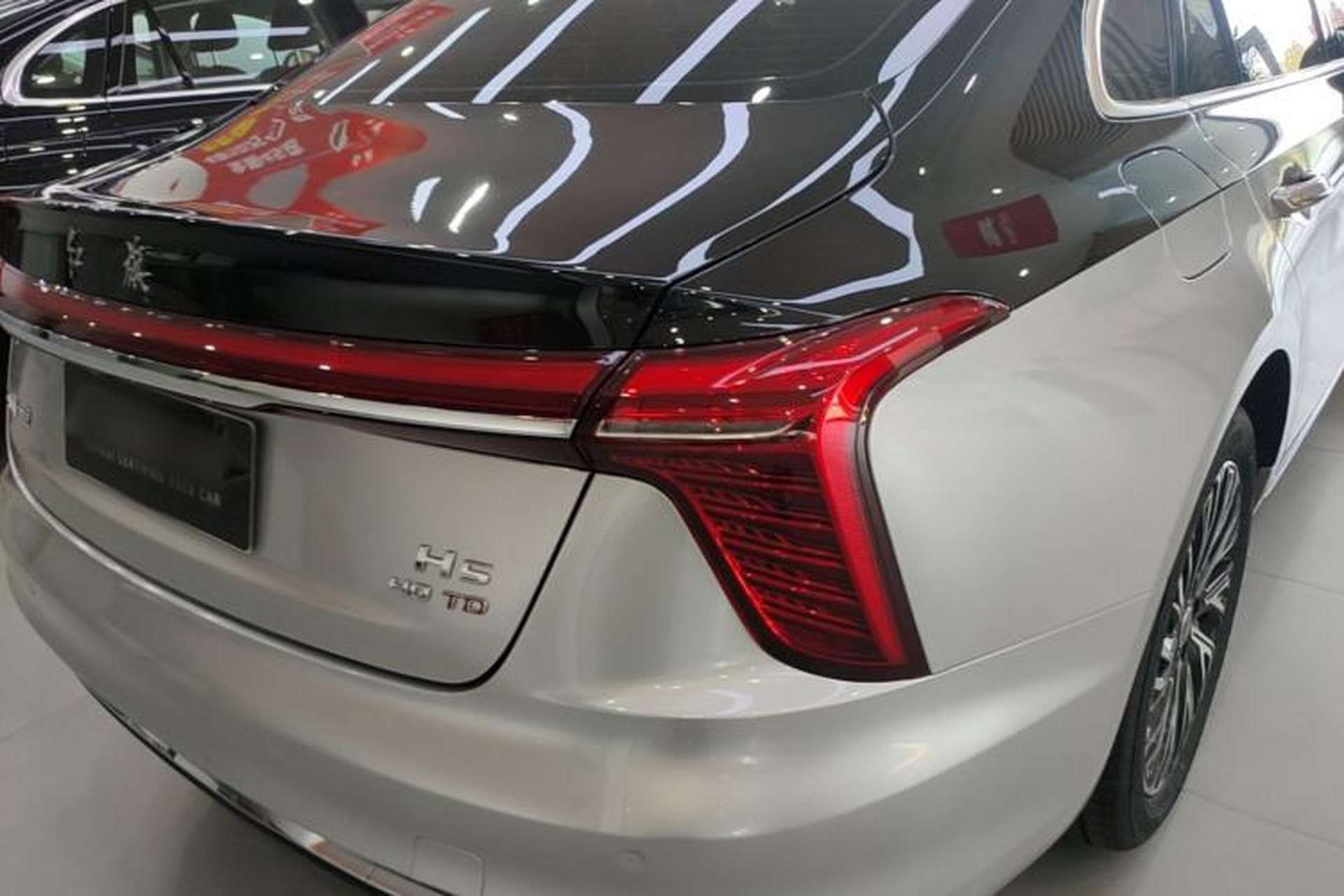 Used Hongqi H5 2025 2.0T Automatic Flag Edition – 500 000 Units Commemorative Version Right Rear Taillight