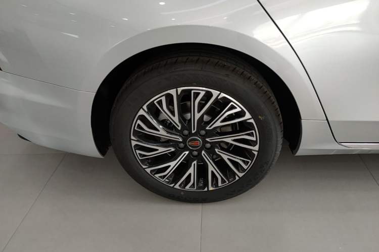 Used Hongqi H5 2025 2.0T Automatic Flag Edition – 500 000 Units Commemorative Version Right Rear Wheel Hub