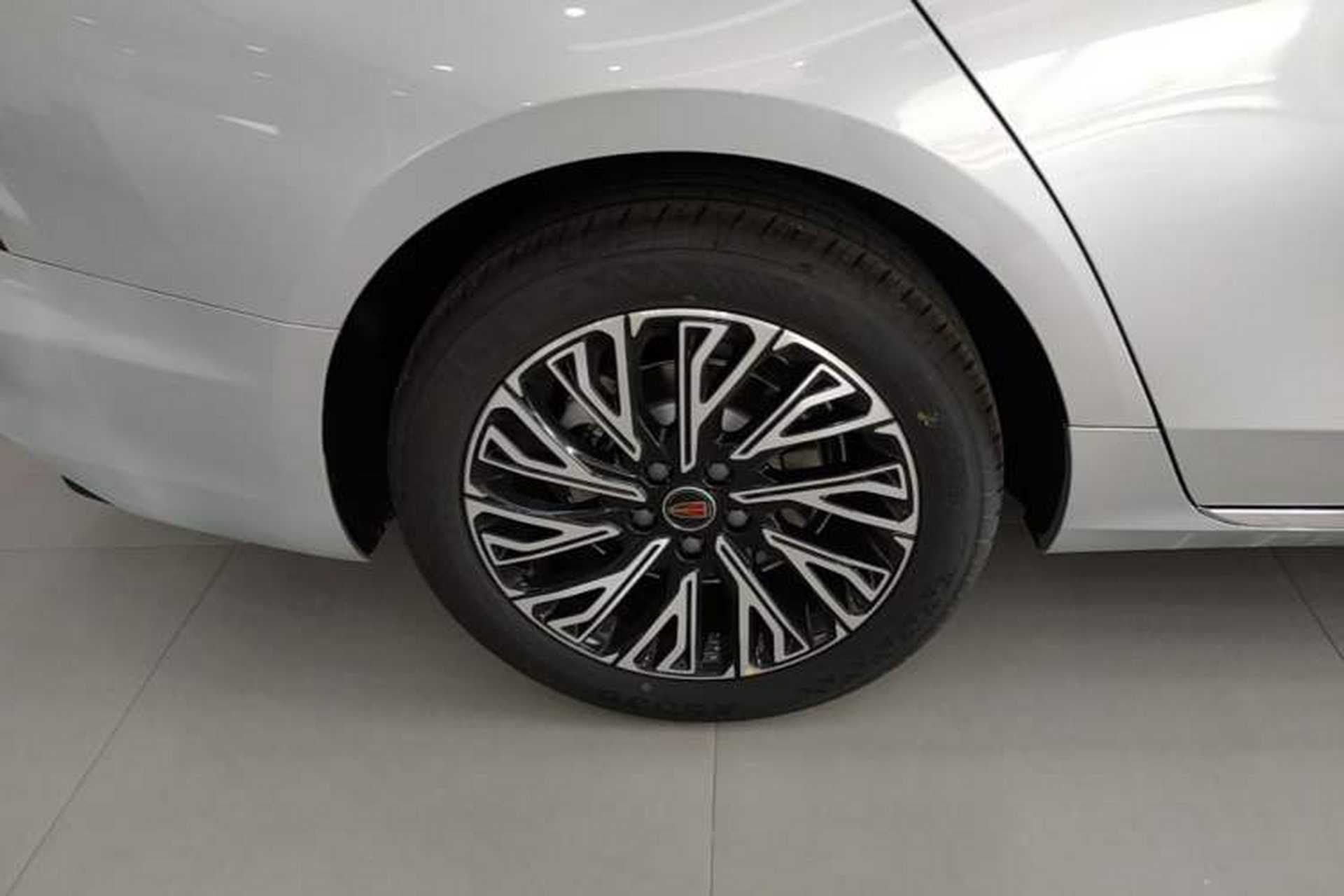 Used Hongqi H5 2025 2.0T Automatic Flag Edition – 500 000 Units Commemorative Version Right Rear Wheel Hub