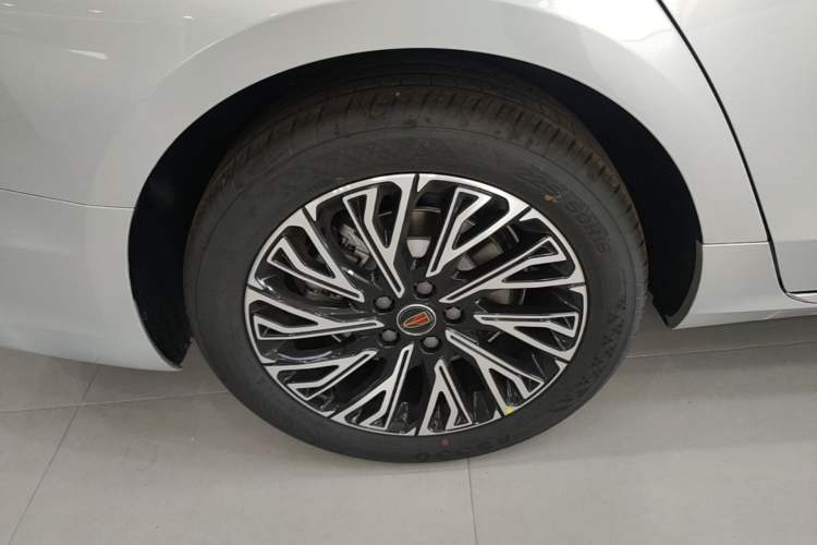 Used Hongqi H5 2025 2.0T Automatic Flag Edition – 500 000 Units Commemorative Version Right Rear Wheel Hub