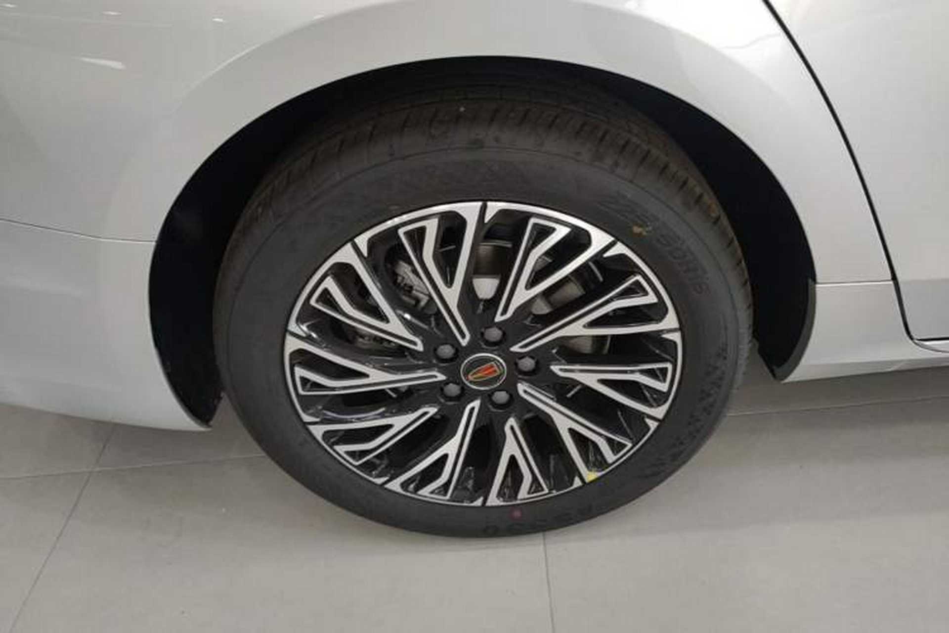 Used Hongqi H5 2025 2.0T Automatic Flag Edition – 500 000 Units Commemorative Version Right Rear Wheel Hub
