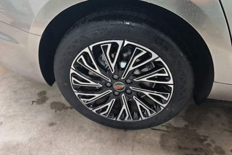 Used Hongqi H5 2025 2.0T Automatic Flag Edition – 500 000 Units Commemorative Version Right Rear Wheel Hub