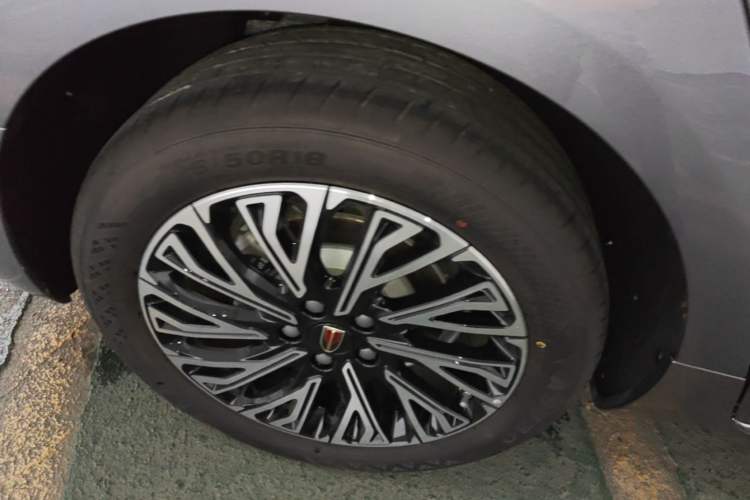 Used Hongqi H5 2025 2.0T Automatic Flag Edition – 500 000 Units Commemorative Version Right Rear Wheel Hub