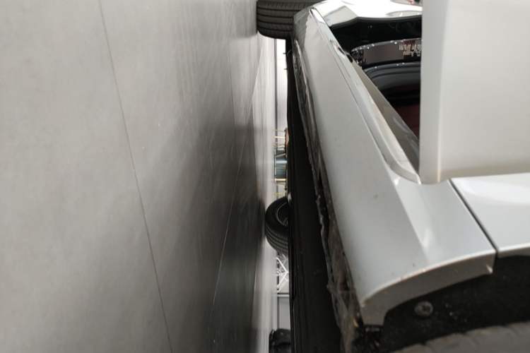 Used Hongqi H5 2025 2.0T Automatic Flag Edition – 500 000 Units Commemorative Version Right Side Sill