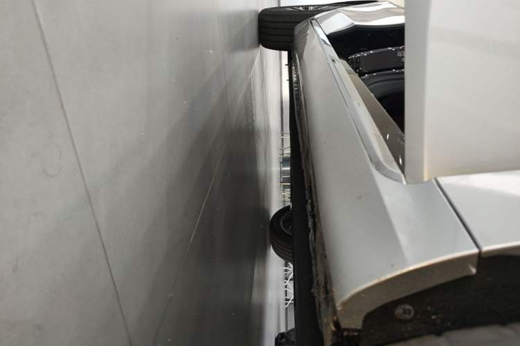 Used Hongqi H5 2025 2.0T Automatic Flag Edition – 500 000 Units Commemorative Version Right Side Sill