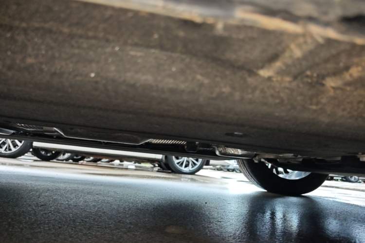 Used Hongqi H5 2025 2.0T Automatic Flag Edition – 500 000 Units Commemorative Version Right Side Sill