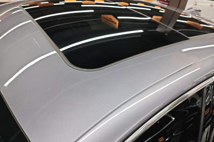 Used Hongqi H5 2025 2.0T Automatic Flag Edition – 500 000 Units Commemorative Version Roof