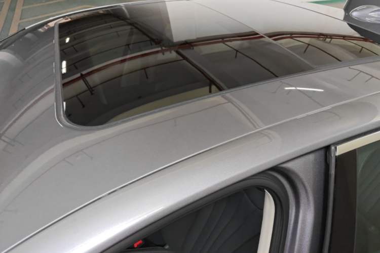 Used Hongqi H5 2025 2.0T Automatic Flag Edition – 500 000 Units Commemorative Version Roof