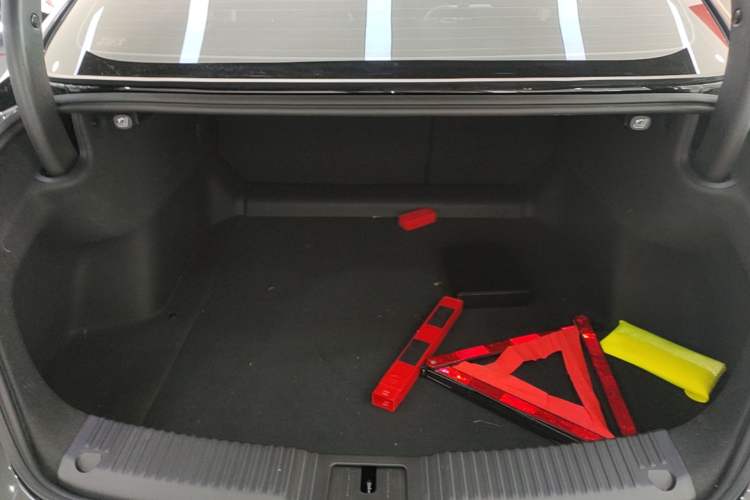 Used Hongqi H5 2025 2.0T Automatic Flag Edition – 500 000 Units Commemorative Version Trunk