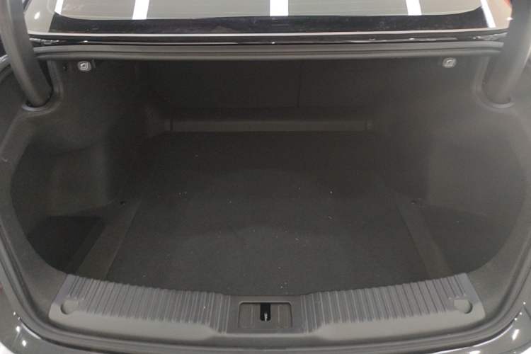 Used Hongqi H5 2025 2.0T Automatic Flag Edition – 500 000 Units Commemorative Version Trunk