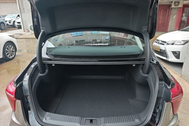 Used Hongqi H5 2025 2.0T Automatic Flag Edition – 500 000 Units Commemorative Version Trunk